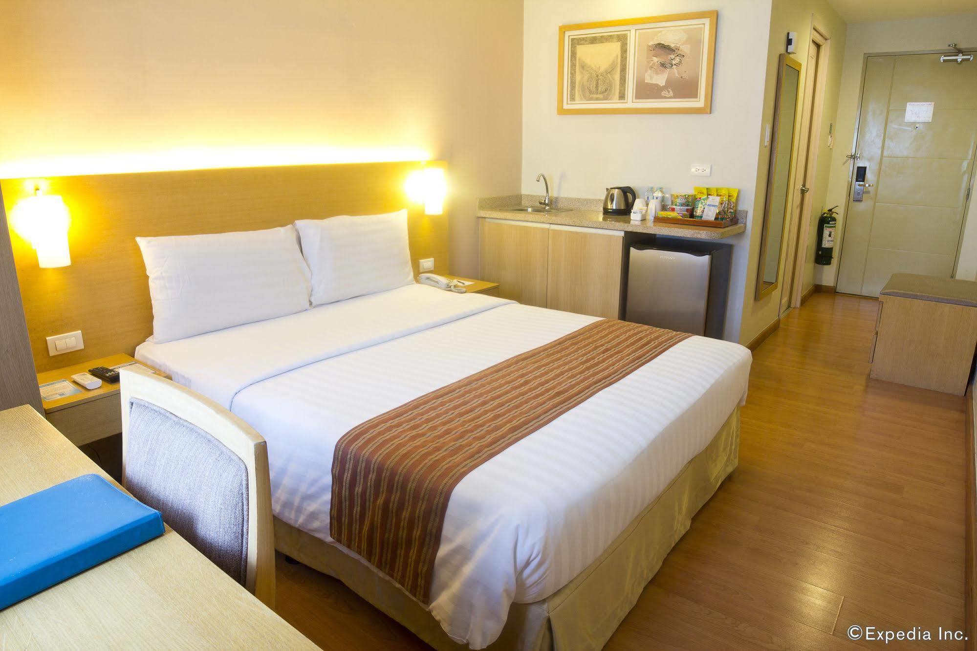 One Pacific Place Serviced Residences Makati City Bagian luar foto
